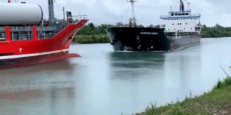 Dos barcos chocan en un canal