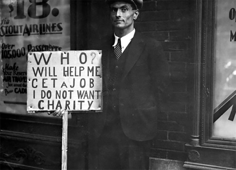 Gente con carteles buscando empleo durante la Gran Depresión