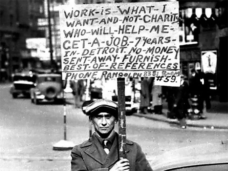 Gente con carteles buscando empleo durante la Gran Depresión