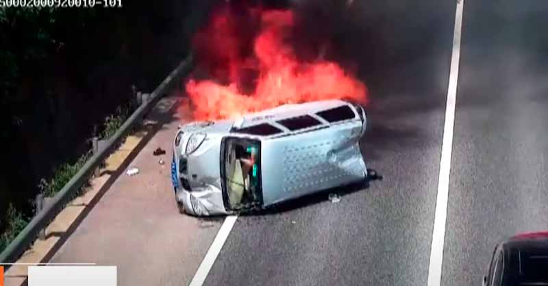 Gracias a un motorista tres personas salvan la vida tras volcar una furgoneta