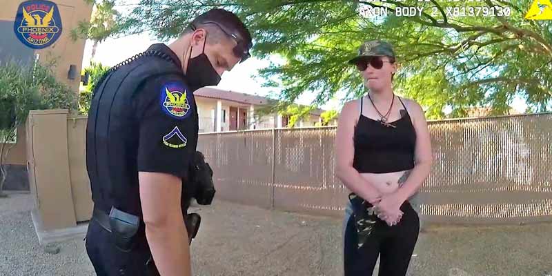 Una mujer que es interrogada por la policía saca un arma