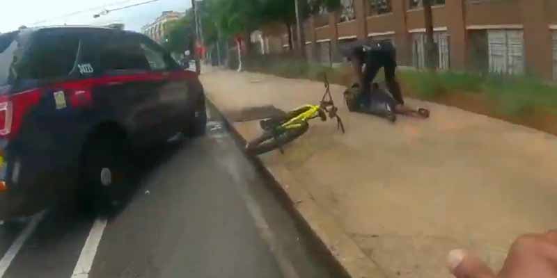 Un ciclista presta su bicicleta a un policía que persigue a un sospechoso de asesinato