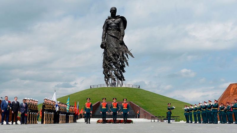 Monumento al soldado soviético inaugurado en Rzhev