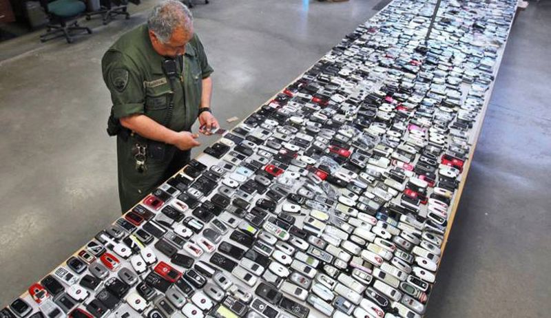 Estos son los móviles encontrados a los presos durante un registro en una prisión de California