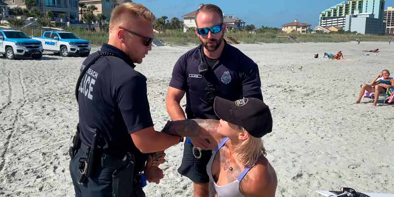 Una mujer es esposada por la policía por llevar un bikini demasiado sugerente en una playa de EEUU