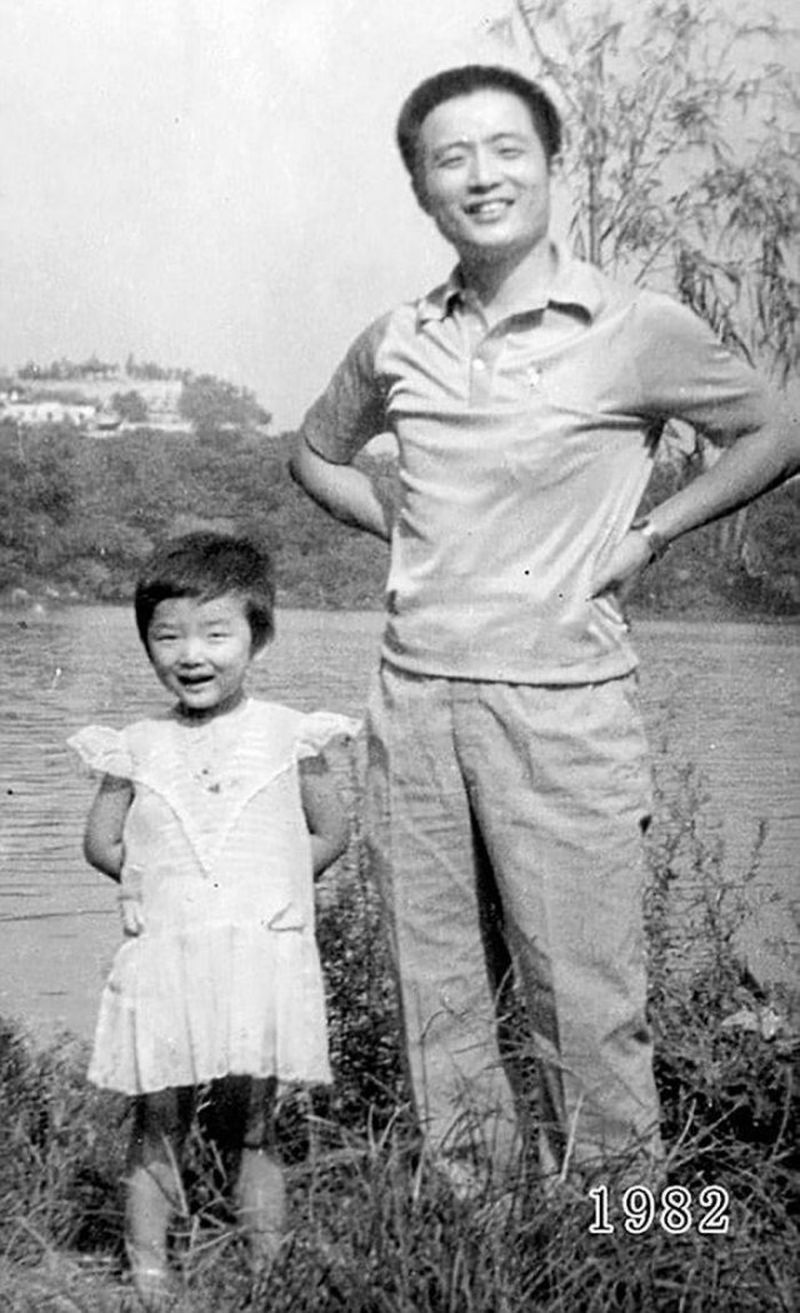 Padre e hija chinos se hacen la misma fotografía a lo largo de 40 años