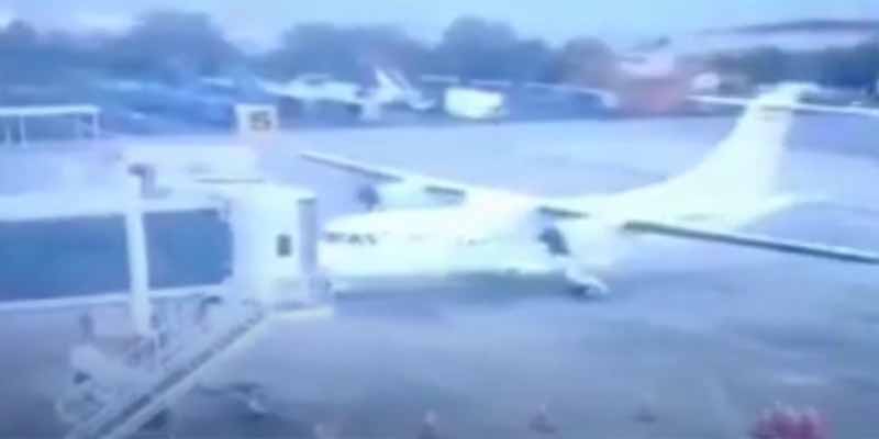 Un avión choca contra la plataforma de embarque en un aeropuerto de Colombia