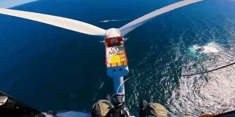 Guardacostas realizan un rescate de un aerogenerador en alta mar