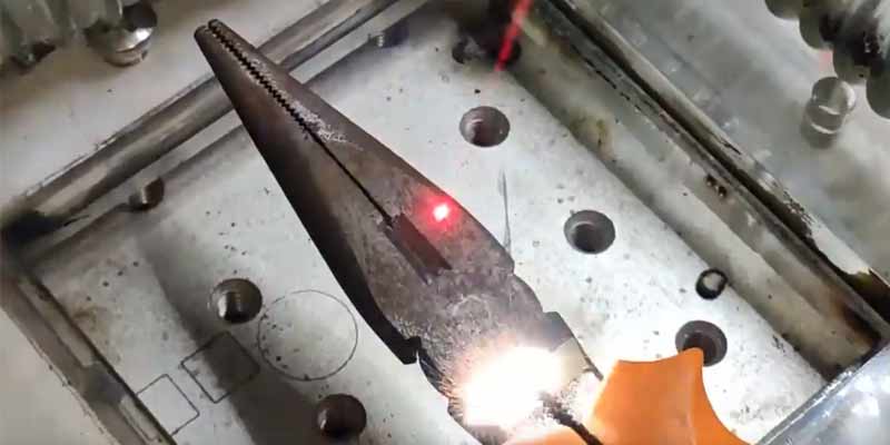 Limpiando unos alicates oxidádos con laser