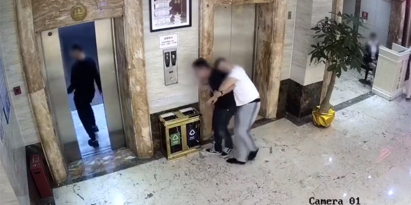 Dos borrachos caen por el hueco de un ascensor