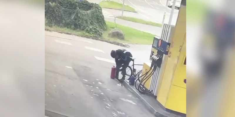 ¿Pero cómo está intentando hinchar la rueda este ciclista?