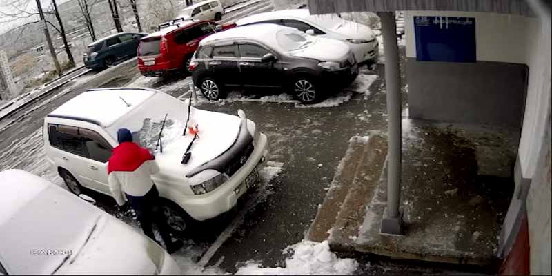 Esta limpiando la nieve de su coche cuando... ¿Qué sucederá?