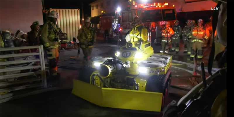 Los bomberos de Los Ángeles utilizan un bombero robot