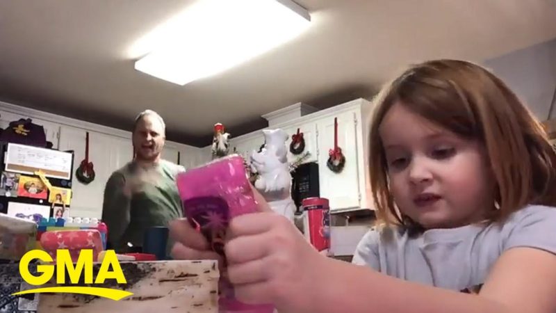 El padre lo da todo bailando detrás de su hija sin saber que está grabando un video para el colegio