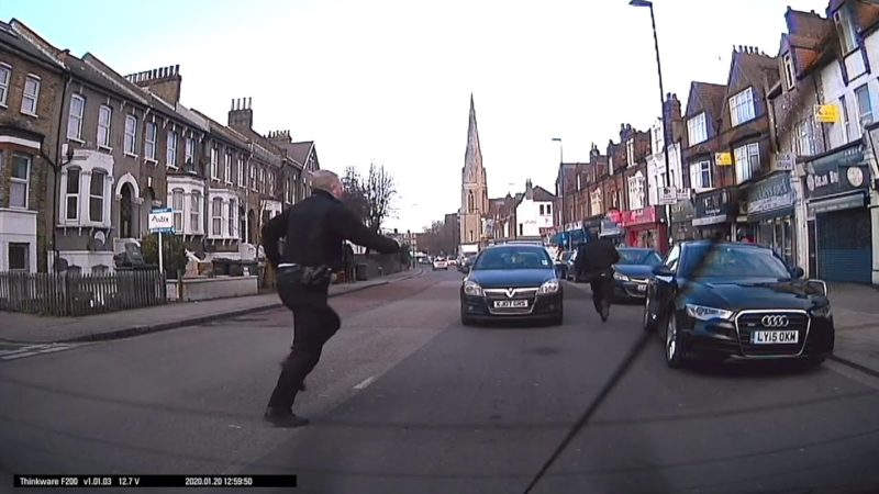 Un policía embiste a un ciclomotor y comienza una persecución