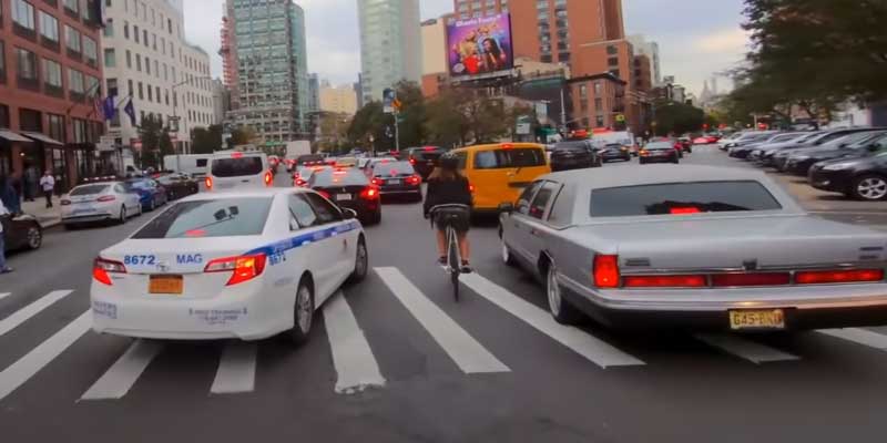 Un mensajero en bici por Nueva York que va sin frenos