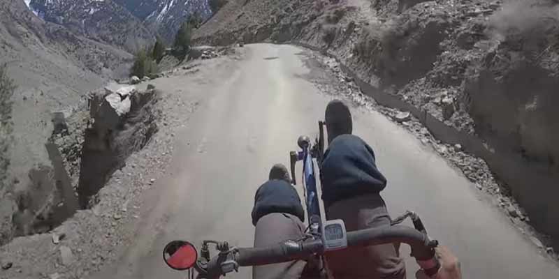 Descenso en bici reclinada en una peligrosa carretera en el Himalaya