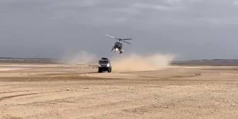 Un camión golpea un helicóptero durante el Dakar 2021