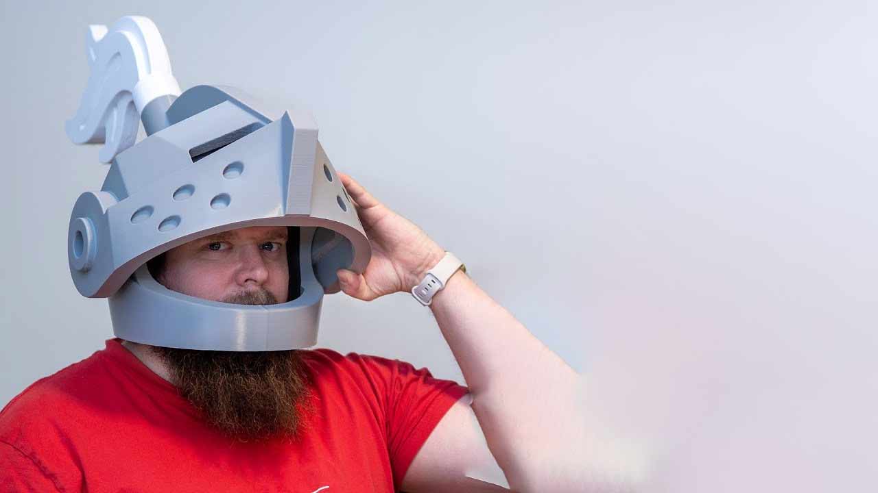 Se hace un casco de caballero de LEGO a tamaño humano