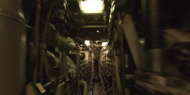 Pilotando un drone por el interior de un submarino