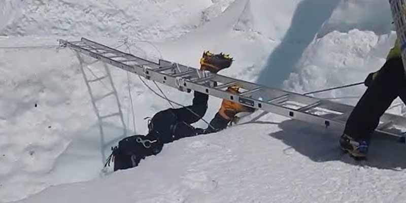 Rescate de un escalador que se queda colgado de una grieta en el Everest