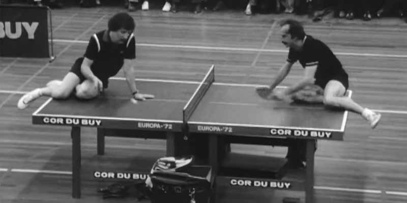 El divertido espectáculo cómico de estos dos campeones de ping-pong franceses