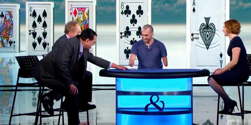 ¿Cómo hace un truco de cartas un mago sin manos?