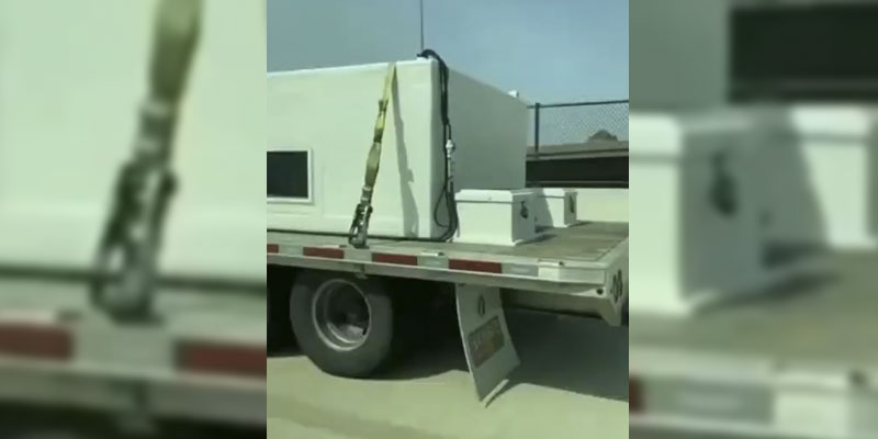 Cuando te cruzas en la autopista con un camión que transporta un tiburón