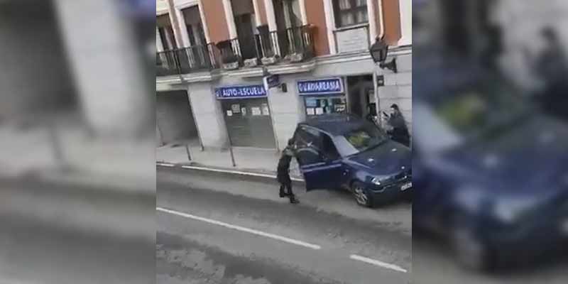 Momento en que la Guardia Civil detiene a un atracador en Colmenarejo