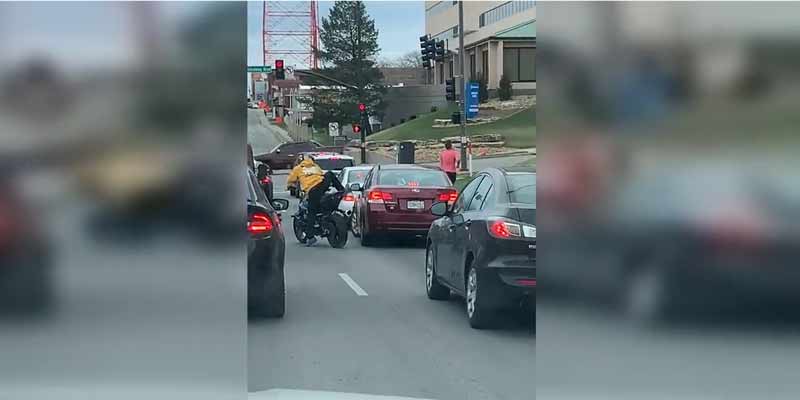 Un motorista y el conductor del coche tienen un altercado en Kansas