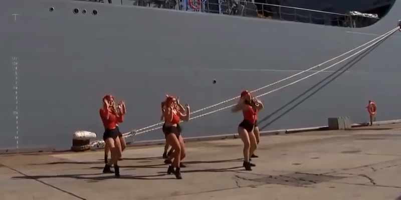 Un surrealista espectáculo en una ceremonia de la Armada Real Australiana