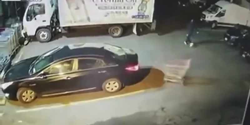 Atentos al truco de este ladrón en un supermercado para robar en un coche