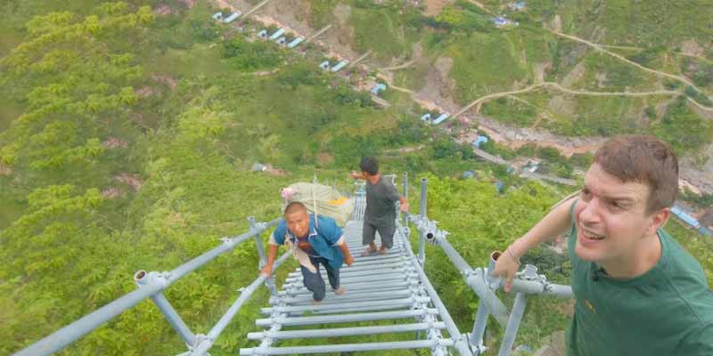 Intentando subir unas escaleras de 800 metros en China