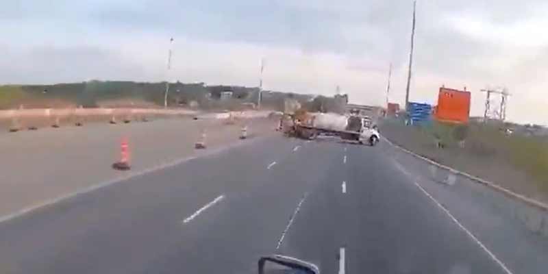 Un camionero hace un cambio de sentido en el peor sitio posible