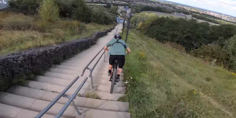 Bajando en mountain bike las escaleras más largas de Europa