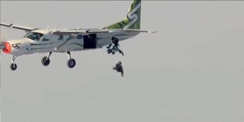 Bate el récord del mundo de saltar de un avión sin paracidas