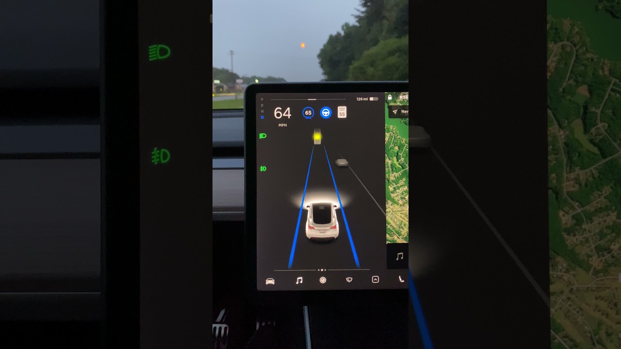 Un Tesla confunde la Luna con un semáforo