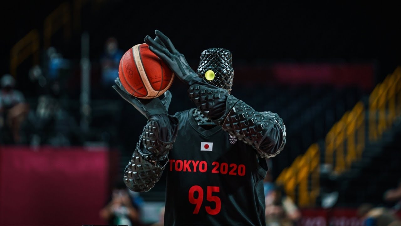 El espeluznante robot humanoide japonés que juega al baloncesto