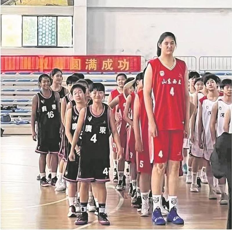 Una niña china de 223 cm de altura arrasa al baloncesto