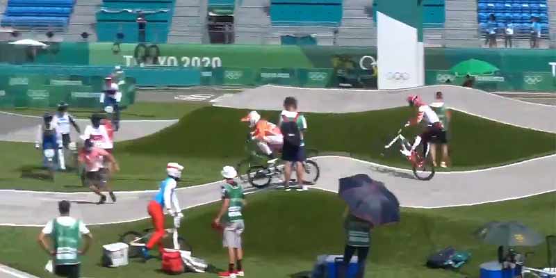 Un juez se cruza durante una carrera de BMX en los Juegos Olímpicos y choca contra un competidor