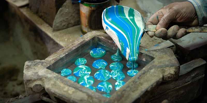 Este egipcio mantiene viva una tradición para fabricar azulejos de más de 200 años de antiguedad