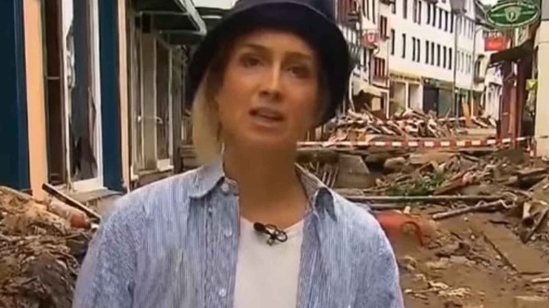 Pillan a una periodista alemana manchándose de barro para cubrir las inundaciones en Alemania