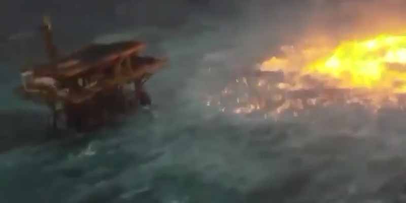 Impresionantes imágenes de un incendio en un gasoducto submarino de gas en México