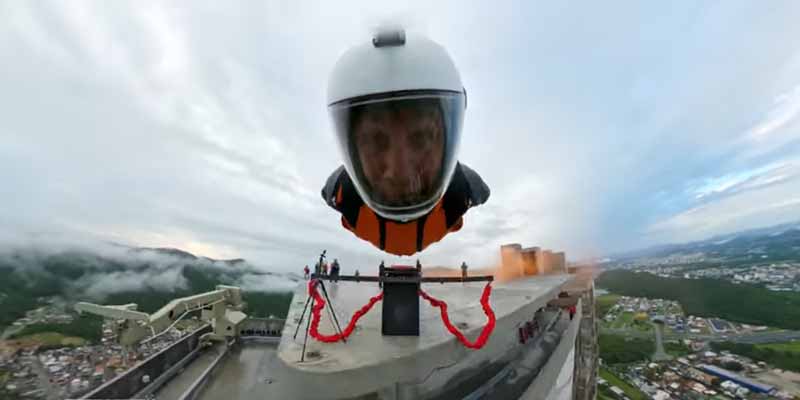 Lanzándo con un tirachinas gigante desde la azotea de un rascacielos con traje de wingsuit