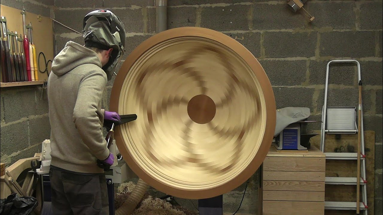 Tallando un cuenco gigante de madera