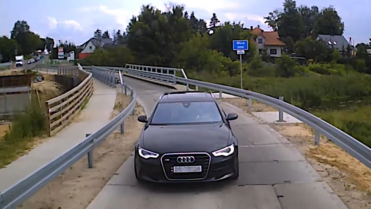 El conductor del Audi piensa que los semáforos rojos son para los demás