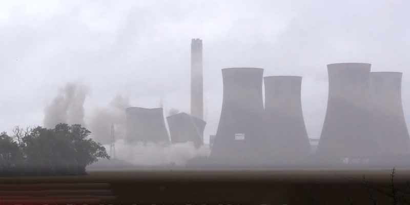 La demolición de cuatro torres de refrigeración en Reino Unido