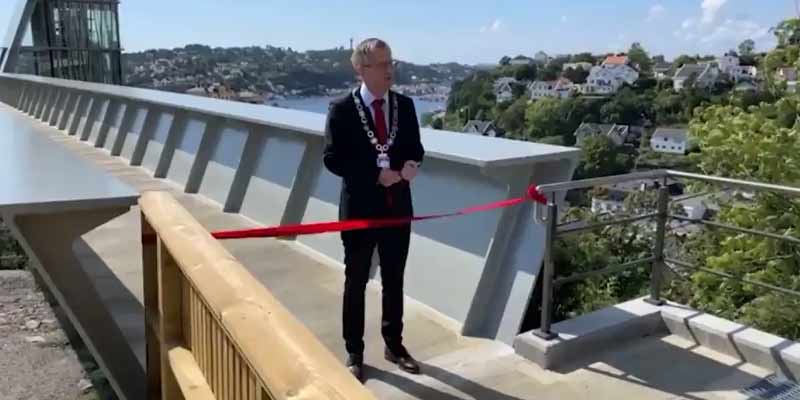 Un ciudadano trolea a un político que va a inaugurar un puente