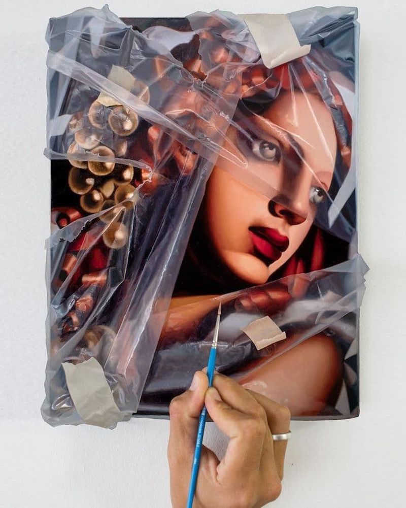 Este artista hace pinturas tan realistas que parecen envueltas en plástico