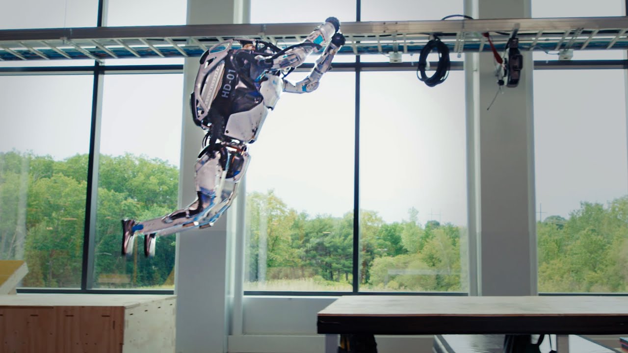 El robot Atlas de Boston Dynamics haciendo parkour es bastante alucinante